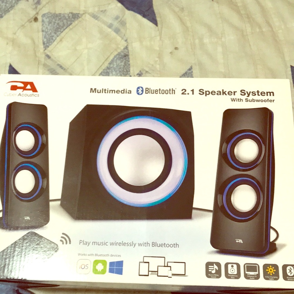 Speaker system wit subwoofers